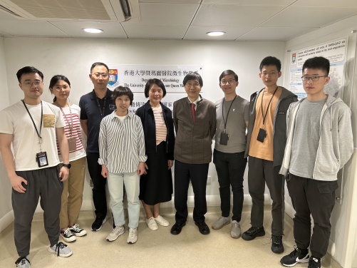 A research team from HKUMed uncovered a novel mechanism for the high transmissibility of SARS-CoV-2 Omicron variant. The research team members include: (from left) Yu Yifei, Huang Jingjing, Dr Li Cun, Wan Zhixin, Dr Zhou Jie, Professor Yuen Kwok-yung, Dr Chiu Man-chun, Zhu Xiaoxin and Zhang Shuxin.
 